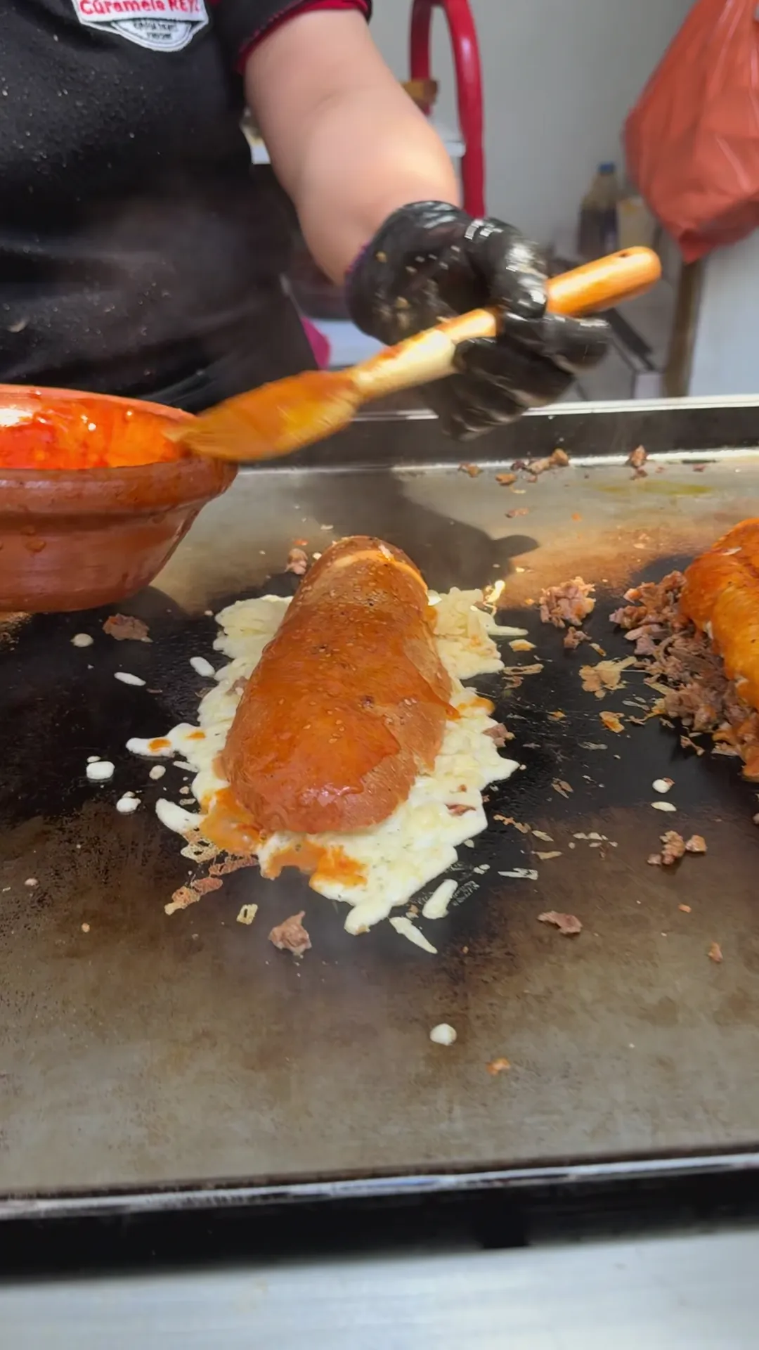 Reel orgánico Curamela Rey · Volcán de birria con costra de quesillo dorado · birriería col. Industrial Vallejo CDMX · publicado en @ciendetodo